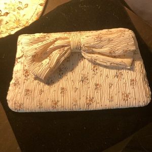 Lulu’s floral print bow purse